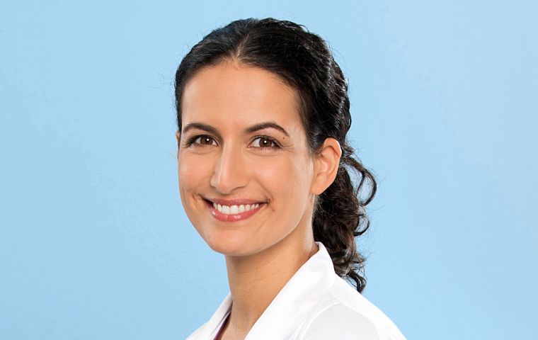 Die jungen Ärzte: Sanam Afrashteh (Dr. Leyla Sherbaz) ist Mutter