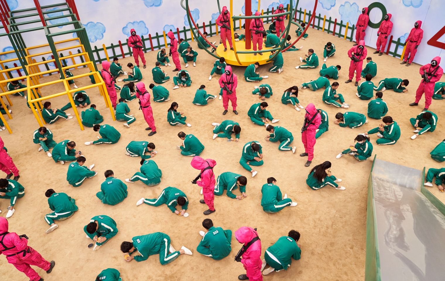 Personajes durante un juego en un salón que parece jardín de niños