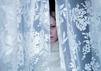 Kristen Stewart als Lady Diana blickt durch Vorhang
