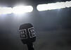 Mikrofon mit DAZN Logo in einem Fußballstadion