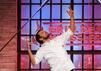 Steffen Henssler in seiner Kochshow „Grill den Henssler" tanzend vor dem Logo der Show