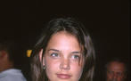 Vom heutigen Glamour noch weit entfernt: Katie Holmes bei einer Filmpremiere im Jahr 1999