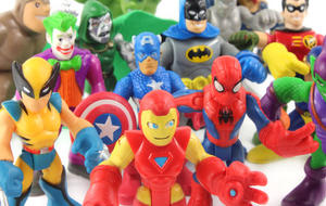 Verschiedene Marvel Figuren auf weißem Hintergrund