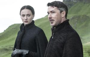 Aidan Gillen als Petyr Baelish alias Kleinfinger/Littlefinger in "Game of Thrones" - (l) Sophie Turner als Sansa