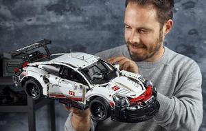 Mann mit Porsche aus Lego