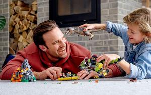Vater und Sohn spielen mit Lego-Sets