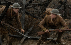 Dean-Charles Chapman und George MacKay als Soldaten im Schützengraben in ihrem neuen Film "1917"