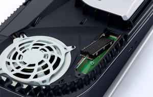 Geöffnete PS5, in die ein SSD-Speicherriegel eingelegt wird.