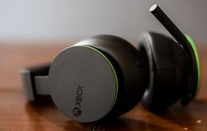 Xbox Wireless Headset liegt auf einem Holztisch.