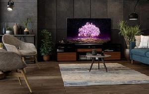 Ein OLED-TV von LG für unter 1.500 Euro steht im Wohnzimmer.