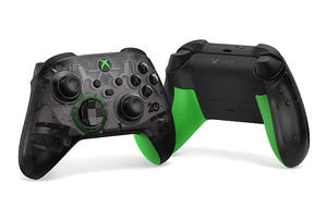 Konsola Xbox na 20 lat w przezroczystej czerni z zielonymi uchwytami