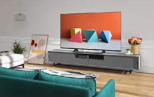 Ein Smart-TV 55 Zoll steht im Wohnzimmer.