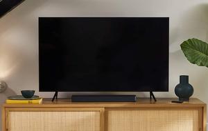 Ein Fernseher auf einem Sideboard.