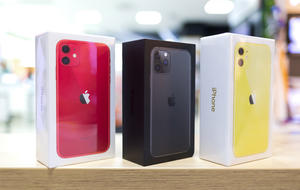 Drei Iphone 11 in verschiedenen Farben in der Originalverpackung