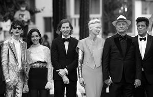 Wes Anderson und ein Teil seines Casts bei der Premiere seines neuesten Films The French Dispatch in Cannes.