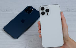 Zwei iPhone 13 Pro Handys mit Hüllen in verschiedenen Farben