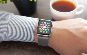 Mann trägt Apple Watch mit einem Metall-Armband