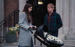 "Servant" Staffel 3: Nell Tiger Free (Leanne) mit Kinderwagen und Rupert Grint (Julian)