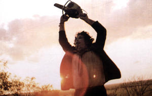 Leatherface wirbelt mit seiner Kettende im Original "Texas Chainsaw Massacre".