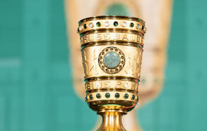 Der DFB-Pokal, um den im Finale 2022 Freiburg und Leipzig spielen