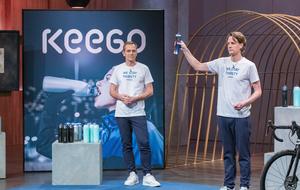 Bernd Deussen (l.) und Lukas Angst präsentieren mit „KEEGO“ die erste quetschbare Titanflasche