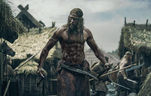 Alexander Skarsgard in "The Northman"; den Film jetzt streamen via Amazon Prime Video