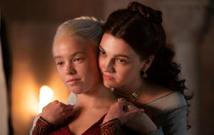 Milly Alcock als Rhaenyra und Emily Carey als Alicent in "House of the Dragon". Wir verraten, wo du die Serie streamen kannst