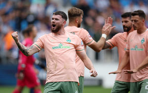 Werder Bremen gegen Augsburg: So siehst du das Freitagabendspiel im Live-Stream und TV