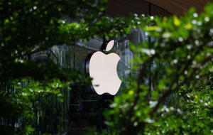 Das Apple-Logo vor einem Store. Der Konzern erhöht die Preise für seine Produkte - hier bekommst du sie noch günstiger