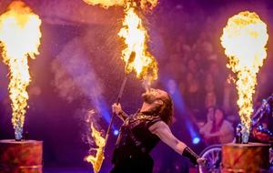 Stars in der Manege: Massimo Sinató verletzt sich beim Feuerspucken