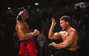 Jean-Claude van Damme lässt in Bloodsport die Muskeln spielen; der Film erscheint in 4K UHD