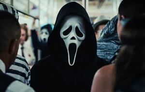 Ghostface macht in "Scream 6" New York unsicher. Hier kannst du den Horrorfilm auf DVD und Blu-ray kaufen