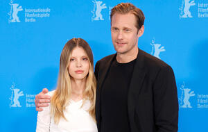 Mia Goth und Alexander Skarsgard