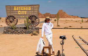 Regisseur Wes Anderson am Set zu "Asteroid City"