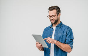 Mann mit Tablet in der Hand