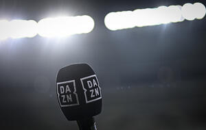 Mikrofon mit DAZN Logo in einem Fußballstadion