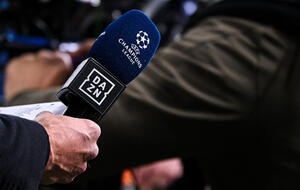 Champions League Mikrofon von DAZN