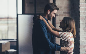 Oliver Jackson-Cohen als Will Taylor und Jenna Coleman als Liv Taylor