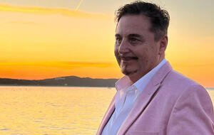 "Zwischen Tüll und Tränen"-Star Uwe Herrmann genießt den Sonnenuntergang auf Mallorca