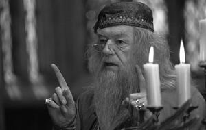 Michael Gambon als Dumbledore in "Harry Potter" neben brennenden Kerzen in der Großen Halle