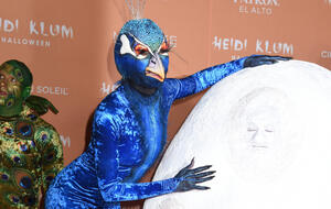 Heidi Klum ging 2023 zu Halloween als Pfau, Tom Kaulitz war ihr Ei