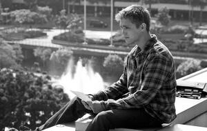 Evan Ellingson (hier im Film "Beim Leben meiner Schwester") sitzt auf einem Gebäude und blickt in die Ferne