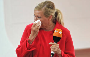 Andrea Kiewel weint bei einer Übertragung des "ZDF-Fernsehgartens"