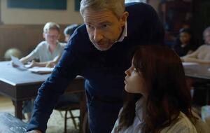 Filmszene, in der Jenna Ortega als Schülerin zu Martin Freeman als Lehrer aufschaut, während er sich zu ihr hinuter beugt