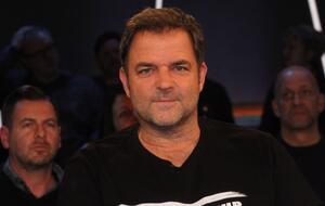 Martin Rütter im schwarzen T-Shirt