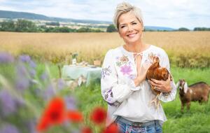 Inka Bause mit Huhn auf dem Arm