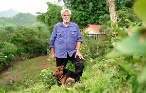 Bild von Bauer Andreas im Guatemalischen Wald mit Hund 