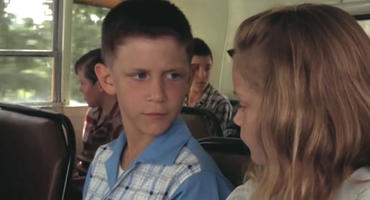 Michael Conner Humphreys als junger Forrest Gump mit seiner Filmfreundin Jenny.