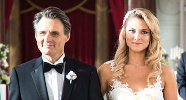 GZSZ: Jo Gerner (Wolfgang Bahro) führt Sunny (Valentina Pahde) an der Hochzeit zum Altar. Foto: RTL / Benjamin Kampehl