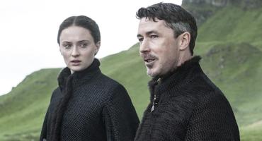 Aidan Gillen als Petyr Baelish alias Kleinfinger/Littlefinger in "Game of Thrones" - (l) Sophie Turner als Sansa